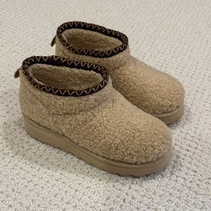 Bearpaw sherpa boots size 2